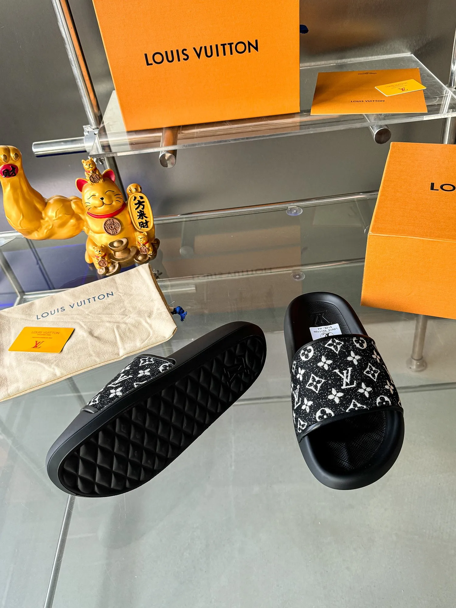 [L Home] P: 300💰 ▪️Shoe size: Women's 35-40 Men's 38-46▪️Packaging: Counter top quality~original packaging Louis Vuitton lv couple's monogram embossed slippers This season, Waterfront sandals return with a new look, and the upper buckle is embossed with Louis Vuitton's iconic Monogram pattern. Made of waterproof rubber with a comfortable and resilient insole. The lightweight, flexible outsole is embossed with the Louis Vuitton logo. Exquisitely packaged at the delivery counter 🛍📦 ▪️Fabric: Original molded rubber foam ▪️Sole: Original molded rubber foam outsole ▪️Sole thickness: 3CM.